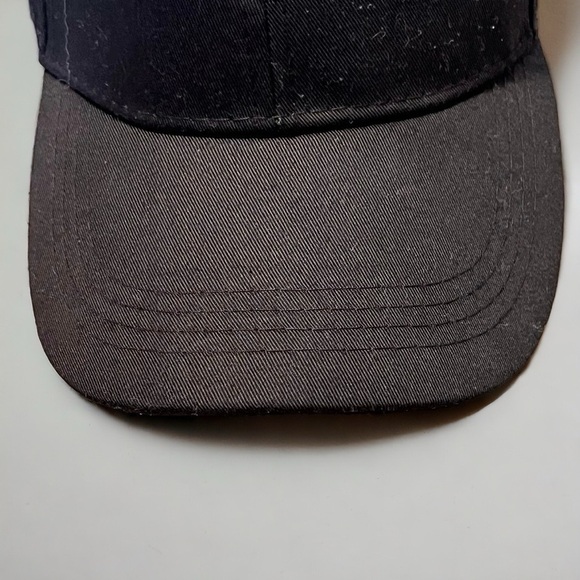 Black Cap Embroidered Finger-Heart & “Love” with Adjustable Buckle - Picture 5 of 11